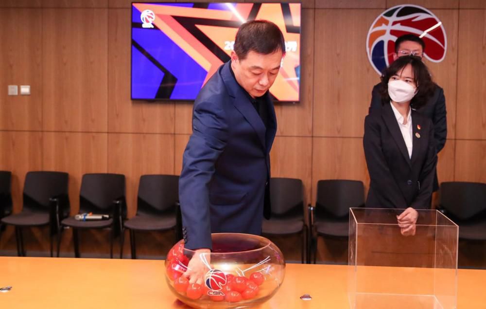 李治廷是自动过河的卒子，也是一盘很年夜的棋中的棋子，但更多是公理的化身。